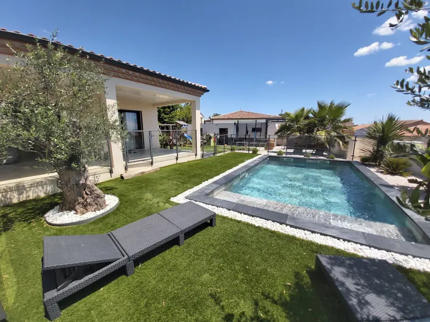 Magnificent villa with secure swimming pool close to beaches - Image 1