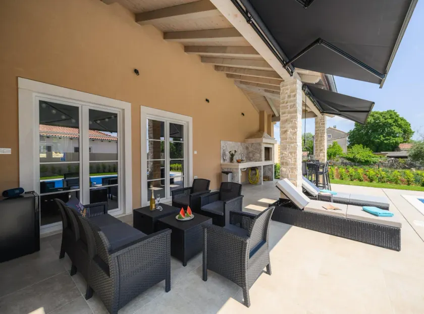 Villa in Serene Location - Image 1