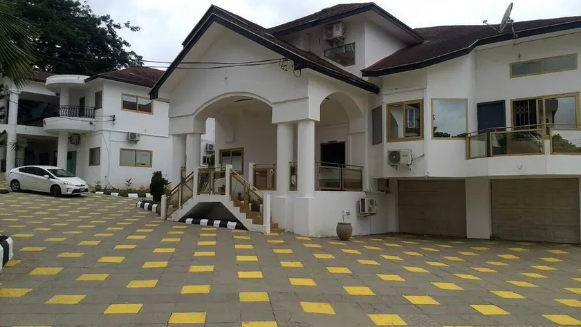 7-bed Lux House-A with a pool & Mini-Golf, a Walking distance from the Airport. - Image 1