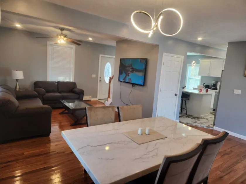 Newly updated 3 bedrooms luxury house - Image 1