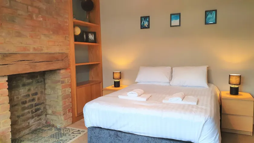 5 Bed, 2 Bath Home + Terrace, Garden & Parking - Image 1