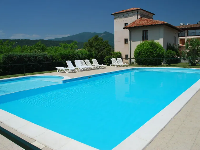 Elegante appartamento per 6 ospiti con piscina, WIFI, A/C, TV, patio e animali ammessi - Image 1