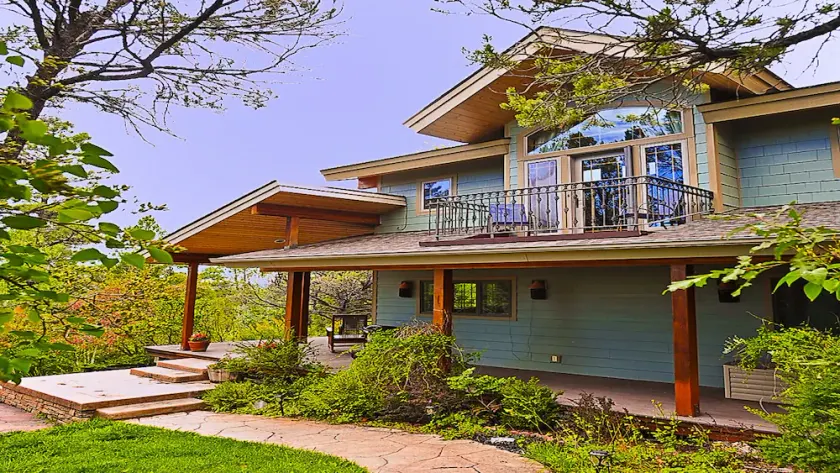 Beautiful home in private setting yet only15 min to town  & 10 min to lake - Image 1