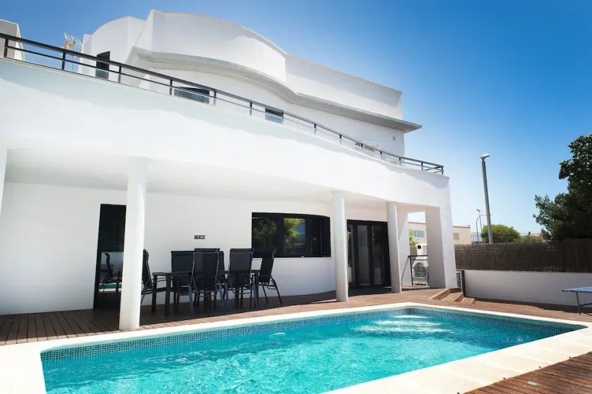 Holidays beach house with pool - Image 1