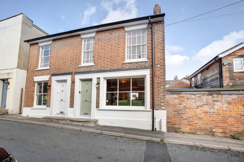 Beautifully refurbished cottage in lower Wivenhoe. - Image 1