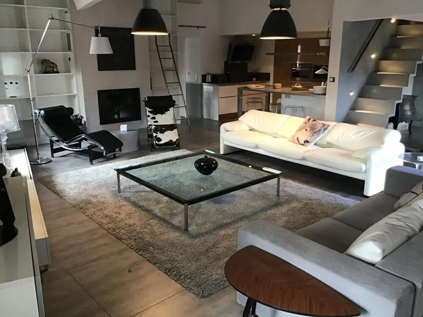 Contemporary apartment in 18th century house - Image 1
