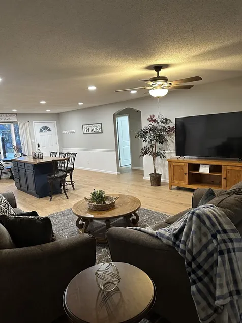 *Magnolia inn* updated condo, centrally located. Pet friendly! Boat/ RV parking - Image 1