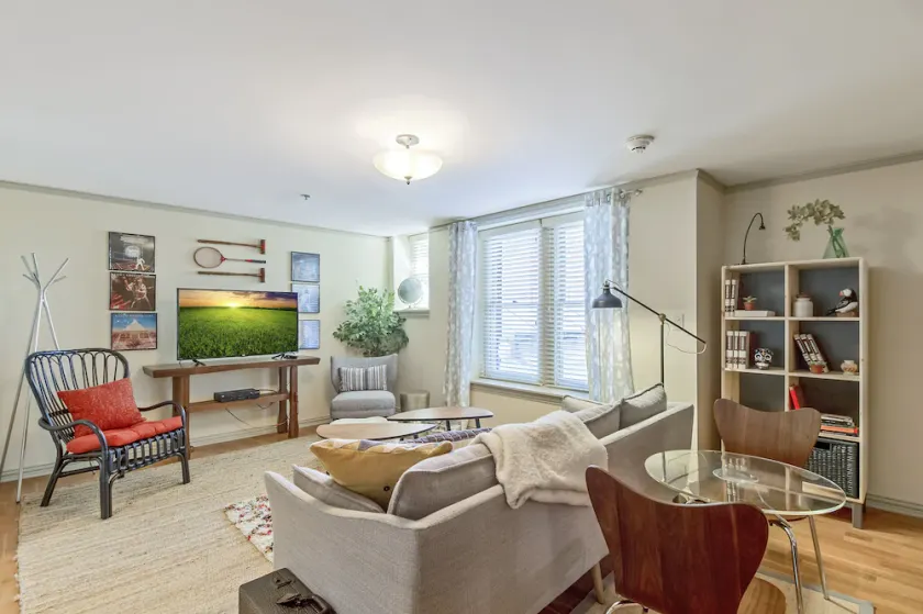1 sovrum med modern inredning i klassisk Midtown-adress - Image 1