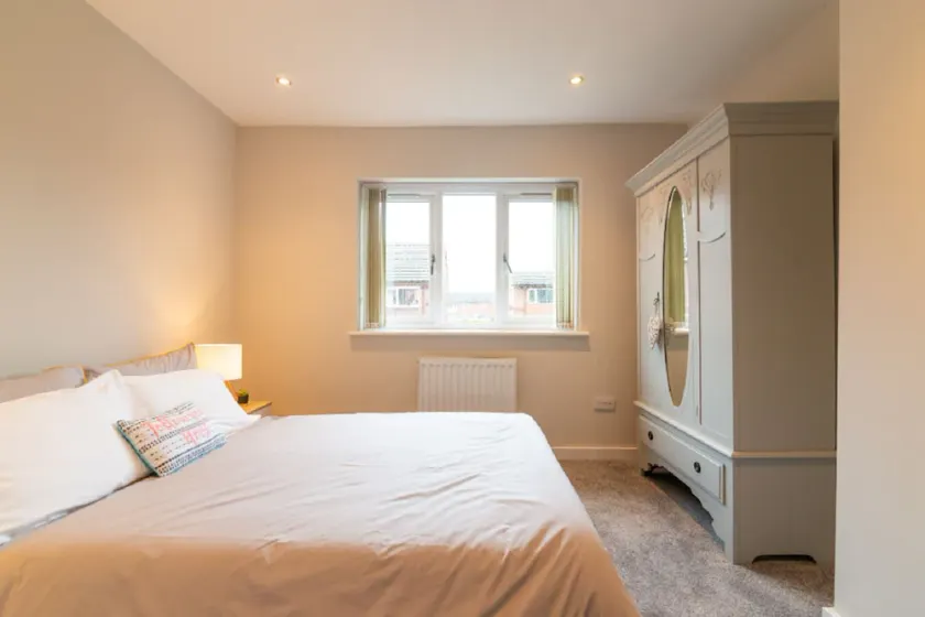 Amazing 6 Bedroom Holiday Home Sleep 11 Manchester CIty Manchester Airport - Image 1