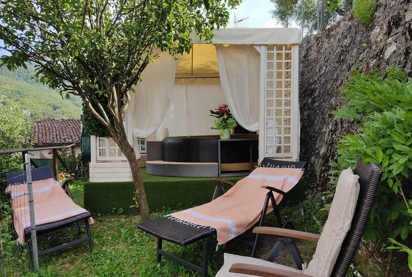 DETACHED HOUSE WITH PRIVATE GARDEN - Image 1