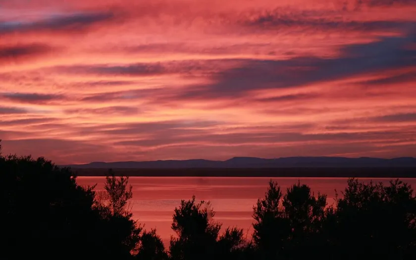 Lakefront Self-Contained House, amazing views - Image 1