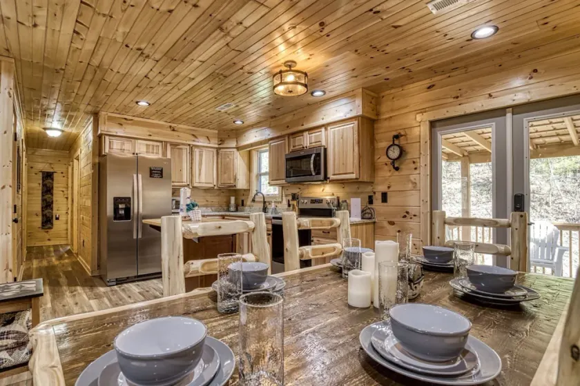Hilltop Hideaway 3 Bedroom Cabin by RedAwning - Image 1