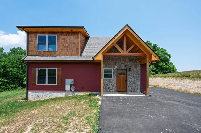 Hot tub cabin with fireplace, Smoky Mountain views, pet friendly, 10 min to Park - Image 1
