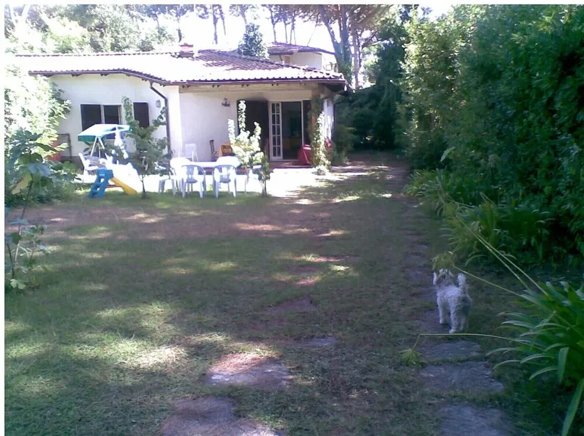 casa localizada em Victoria Apuan (Forte dei Marmi) muito perto do mar - Image 1