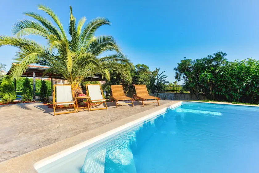 Villa avec jardin, piscine et barbecue | Vue piscine - Image 1