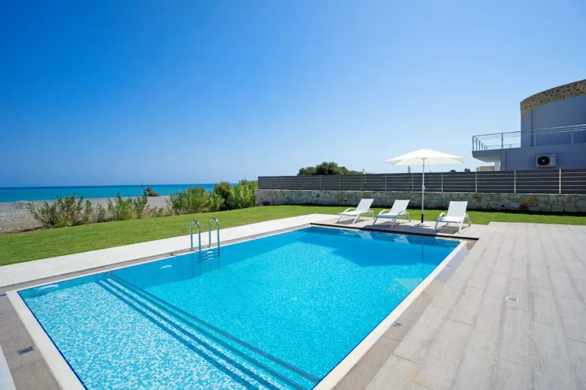 Strandvilla Tavronitis mit 8 Schlafzimmern und 2 privaten Pools - Image 1