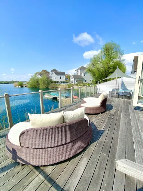 Large 4 Bedroom Lakeside Holiday lodge in the Cotswold. Sleeps 8-10 - Image 1
