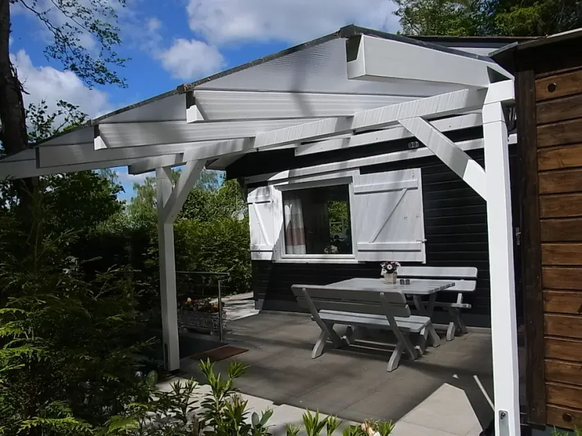 Idyllic holiday home on the forest and lake in Klingberg - Image 1