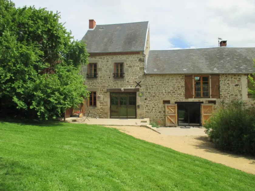 Grande maison en pierre avec jardin clôturé, animaux admis - Image 1