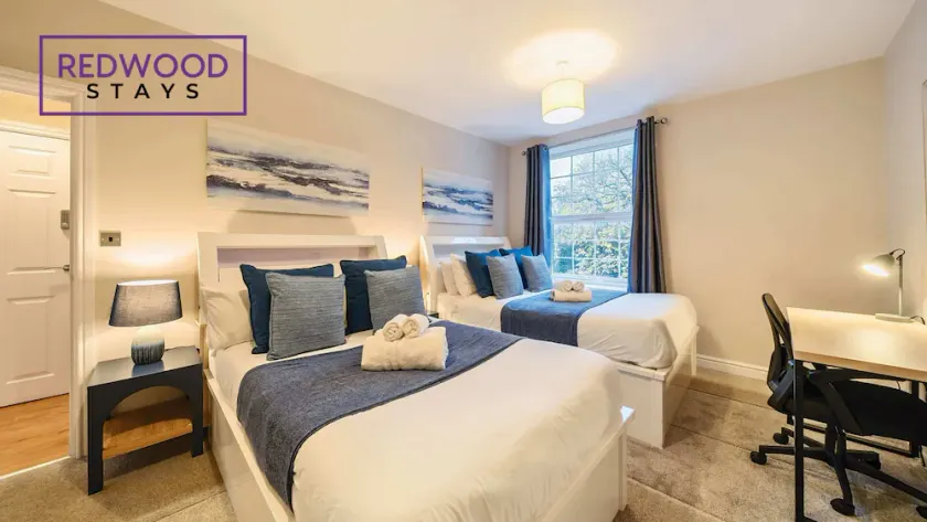 Newly Refurbished Spacious Serviced Apartment for Contractors and Families, Free WiFi & Netflix By Redwood Stays - Image 1