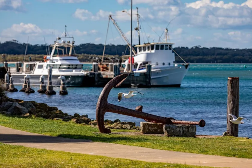 \"The Comarong\" 3 Bedroom home with views at Greenwell Point. Short walk to water - Image 1