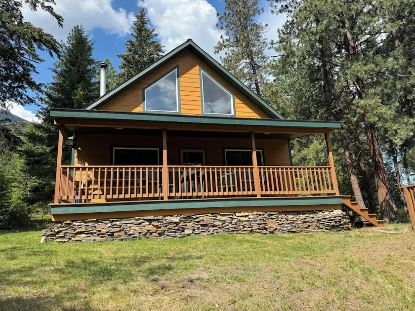 Détendez-vous et détendez-vous dans une cabine familiale sur la rivière Clark Fork - Image 1