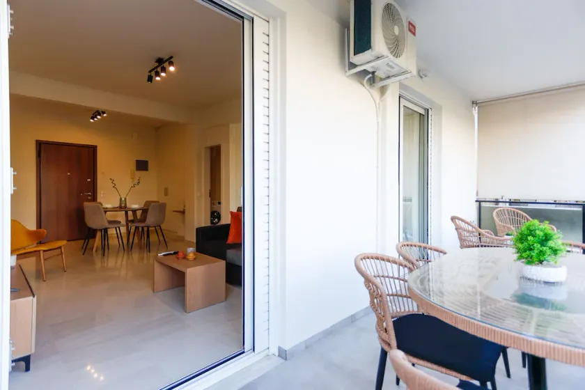 Modern 2-Bedroom Apartment in Downtown Glyfada - Image 1