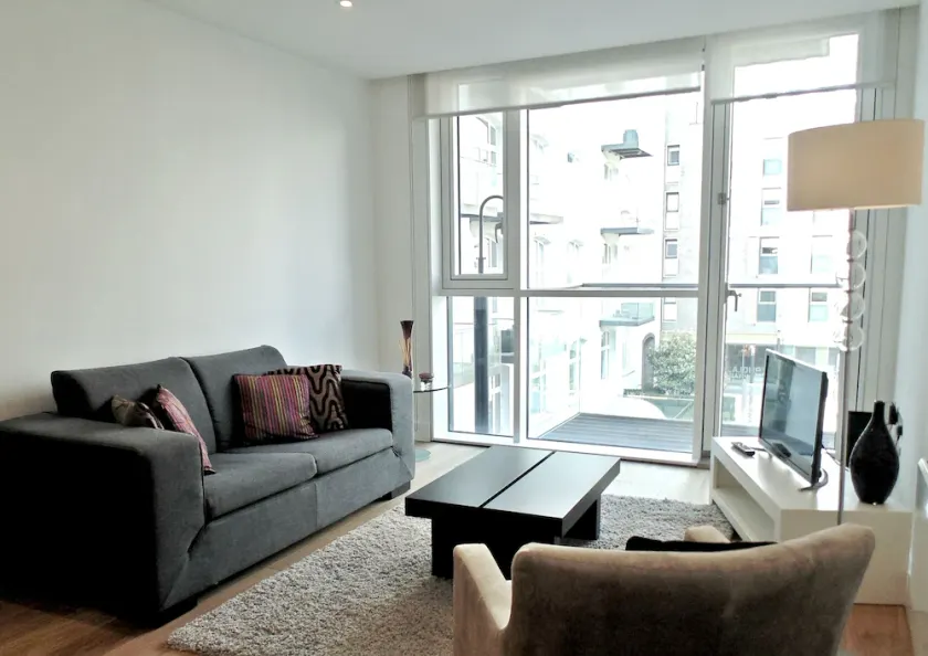 Still Life Tower Hill Deluxe One Bedroom Apartment - Image 1