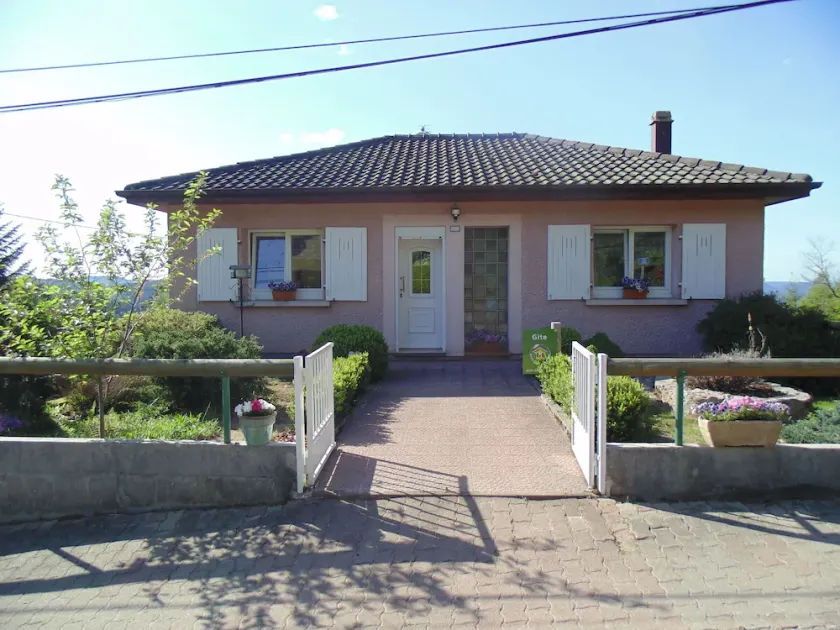 Charming Mountain Cottage with Fireplace, Veranda, Garage, and WiFi in Peaceful Setting - Image 1