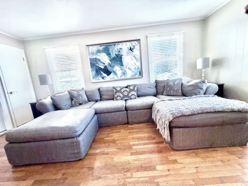 ROMANTIC TOP FLOOR, DOWNTOWN NESTING w KING BED & WATER VIEW OF MT. BALDHEAD - Image 1