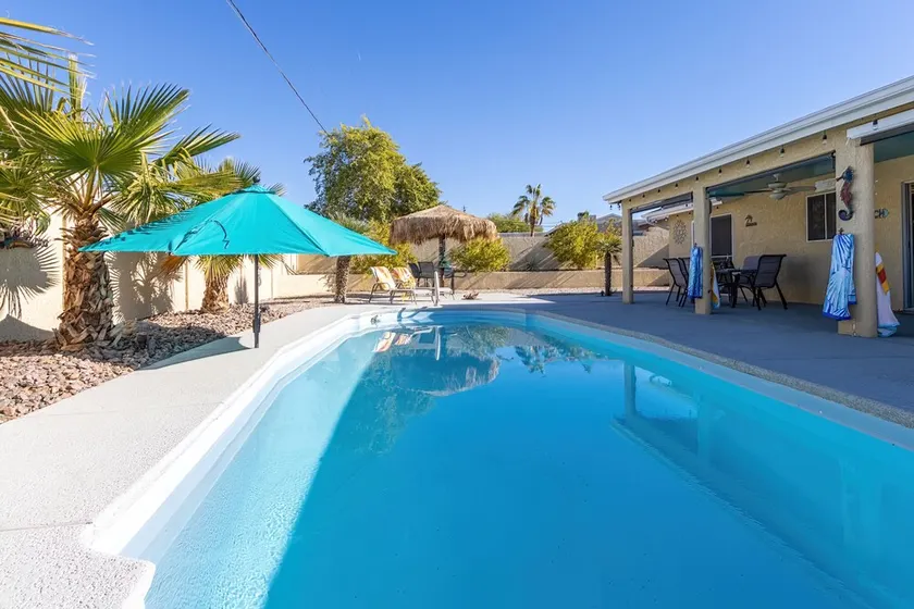 Strandhaus mit Pool & Whirlpool! 9 Minuten zur Bootsrampe - Image 1