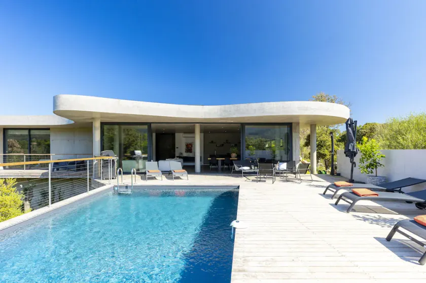 ARCHITECT-DESIGNED VILLA WITH POOL - Image 1