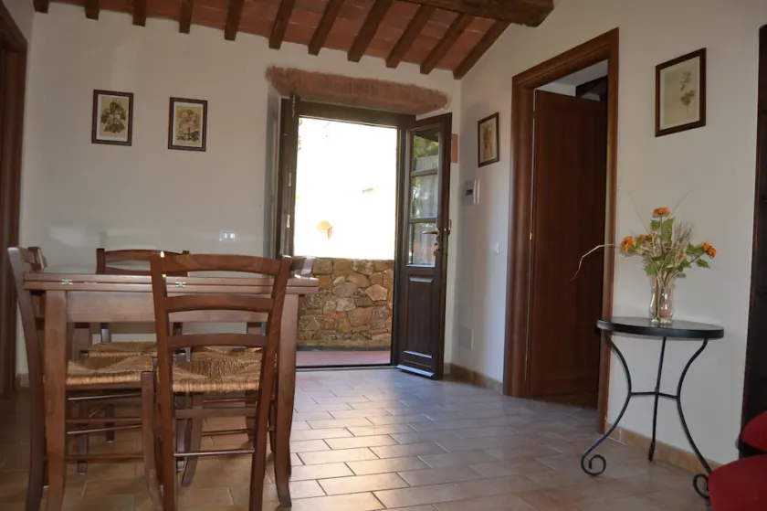 Apartamento panorâmico de três quartos em uma encantadora vila medieval com piscina, tênis, na zona rural perto do mar - Image 1