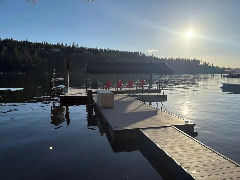 Wunderschöner Rückzugsort am Wasser mit eigenem Strand, großem Deck und persönlichem Dock! - Image 1