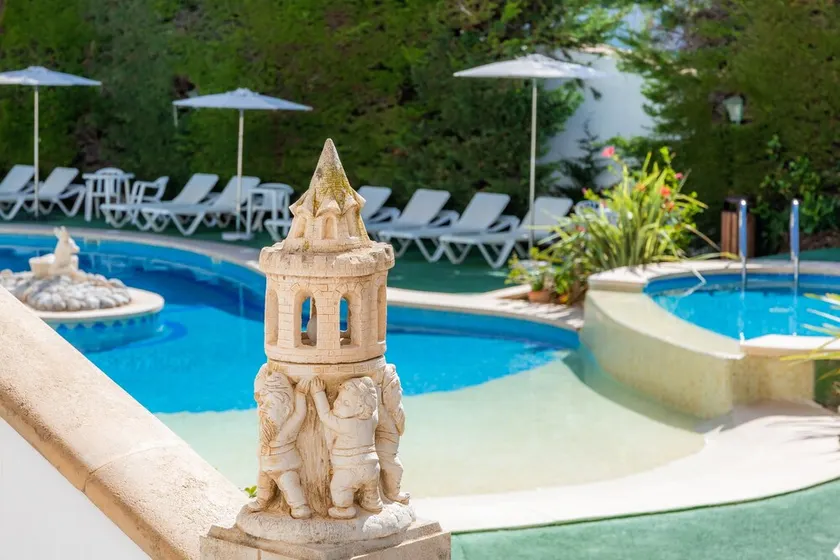 Apartamento cerca de la playa con piscina, terraza privada, aire acondicionado y Wi-Fi - Image 1