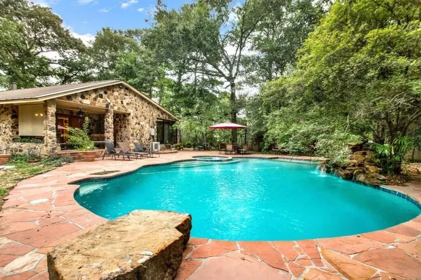 8 acres of fun & relaxation in a beautiful Rock Cottage with a pool and hot tub - Image 1
