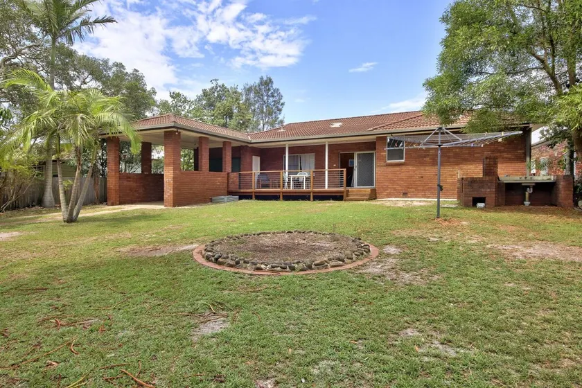 Relax and enjoy - this holiday home is located opposite main beach,... - Image 1