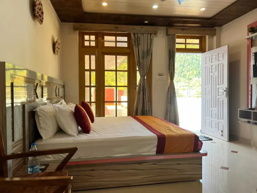 Rock Mountain Premium Homestay, Dalhousie Family & Couple Friendly Relaxing Stay Away from Crowd - Image 1