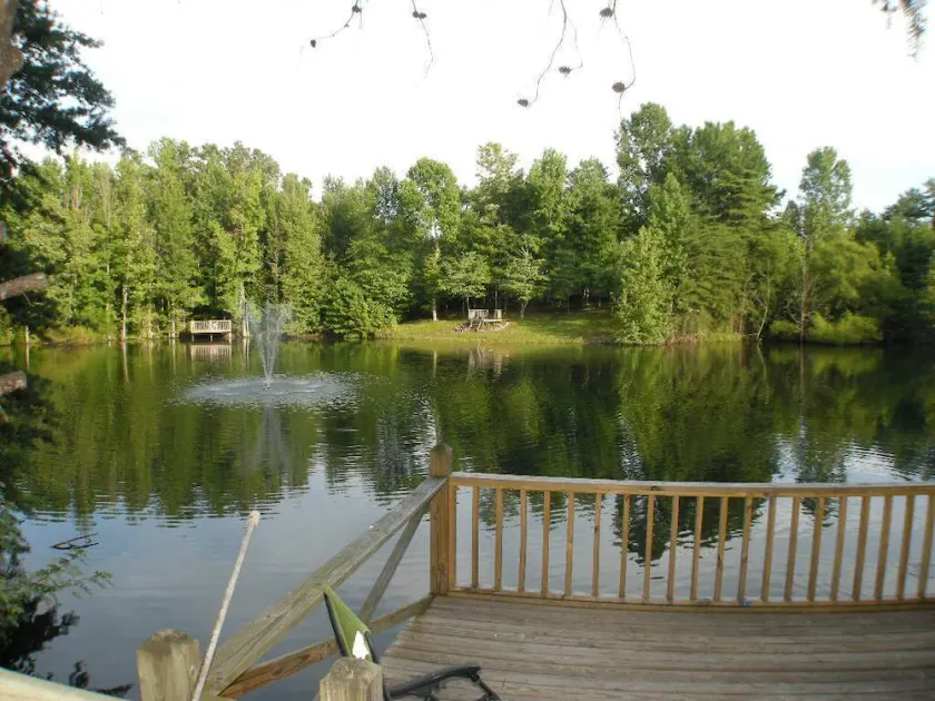 Dette charmerende hyggelige sommerhus har et privat boblebad, dæk til fiskeri. - Image 1