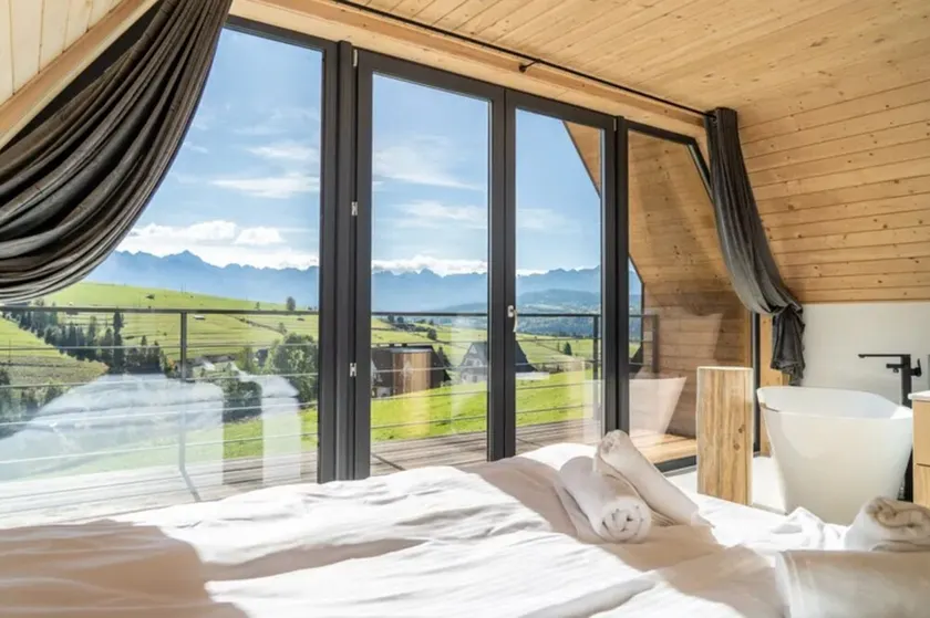 Home with a bathtub overlooking the mountains - Image 1