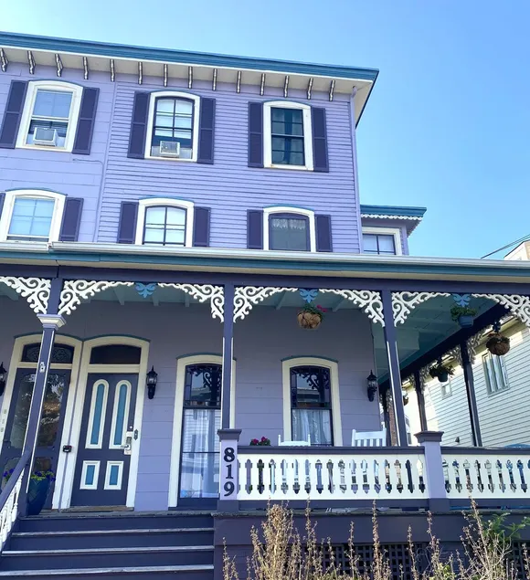 Victorian 2 bedroom flat 1 block from Beach! - Image 1
