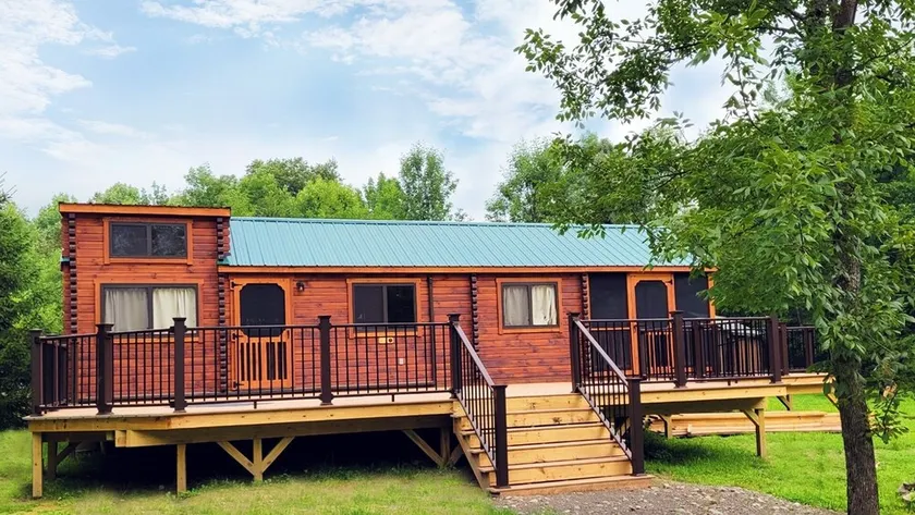Picturesque Waterfront Log Cabin - Image 1