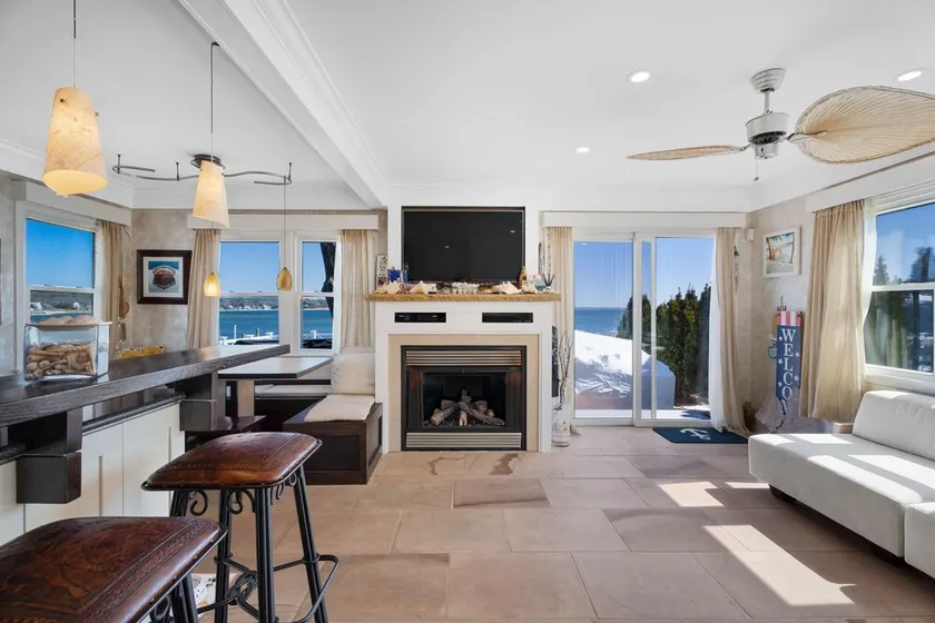 WATERFRONT TOWNHOUSE - A SLICE OF HEAVEN - Image 1