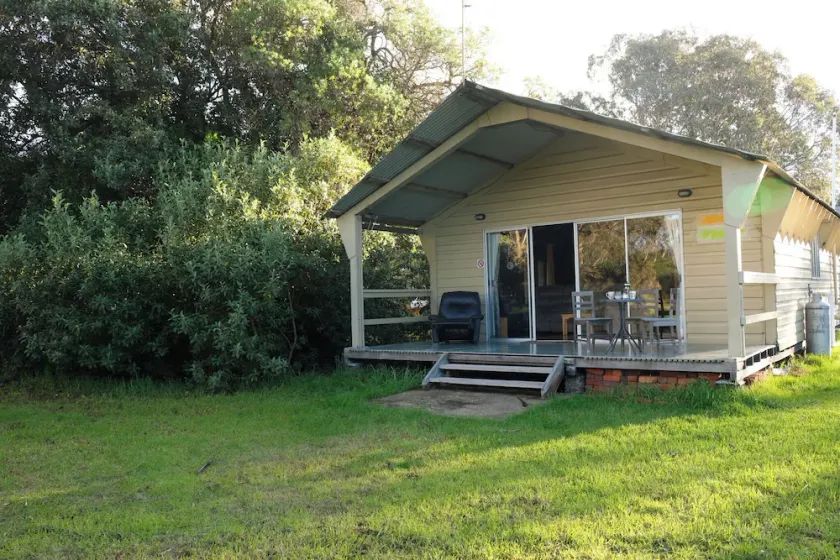 Eagle Point Lakeside Cottage - Image 1