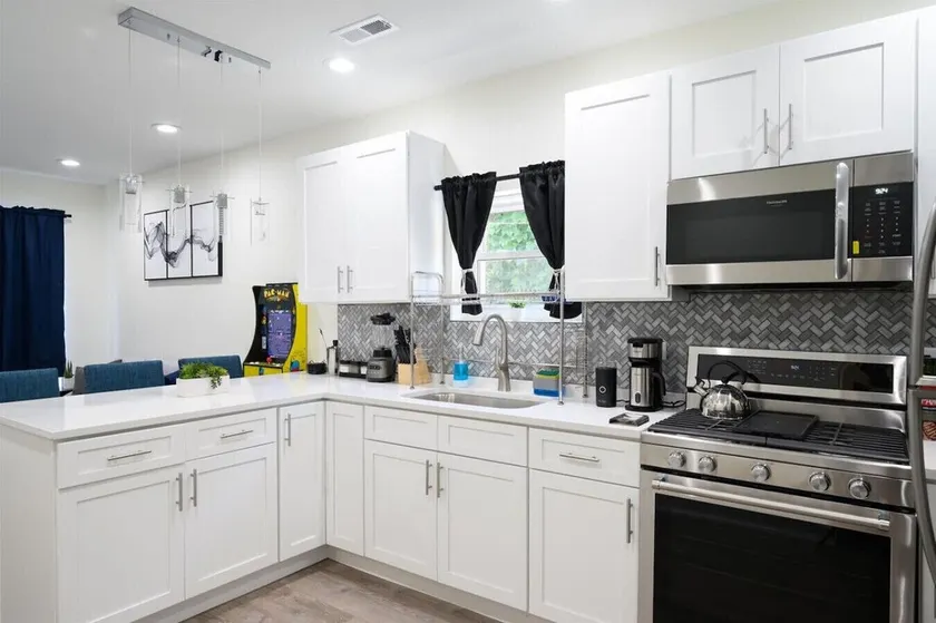 Cozy Luxury 1BR - 10 Min to Downtown Chicago - Image 1