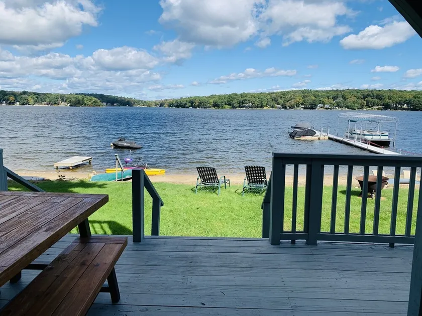 Updated Lakefront House *outdoor tv and water toys- 10 min from UConn - Image 1