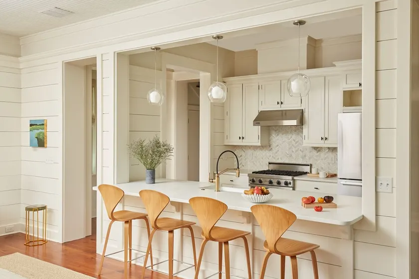 Pet Friendly, Water Views, Walk to shops & dining - Image 1