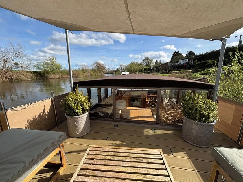 Unique 2 Bed Waterside Retreat Pet Friendly - Image 1