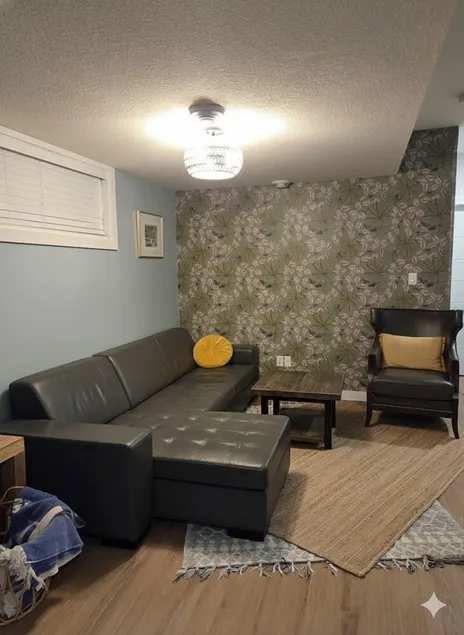 Cozy, modern suite in trendy, historic Hazeldean. Close to Whyte/UofA - Image 1