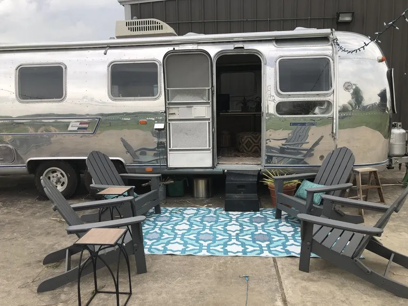 Vintage Airstream on Iconic Sugar Ridge Road - Image 1